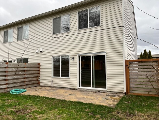 Building Photo - 3 Bed, 2 Bath Home- Fenced Back Yard!