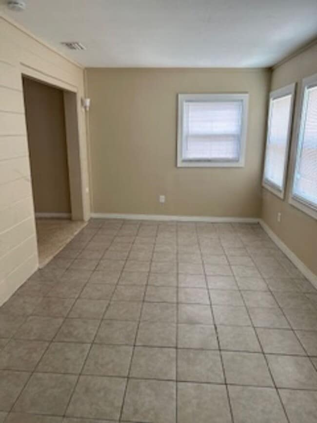 Building Photo - Quaint 2/1.5 bath home