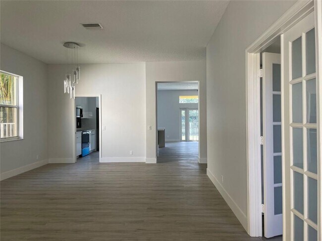 Building Photo - 4293 Laurel Ridge Cir