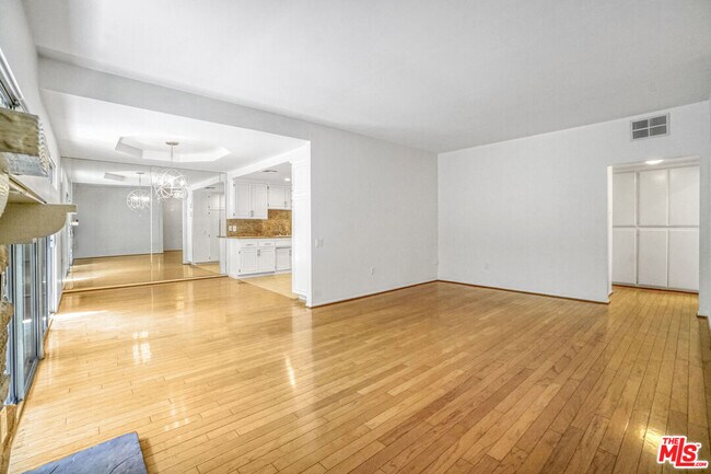 Building Photo - 5534 Sylmar Ave
