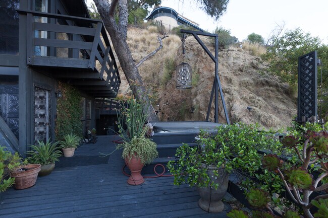 Building Photo - 2144 Sunset Plaza Dr