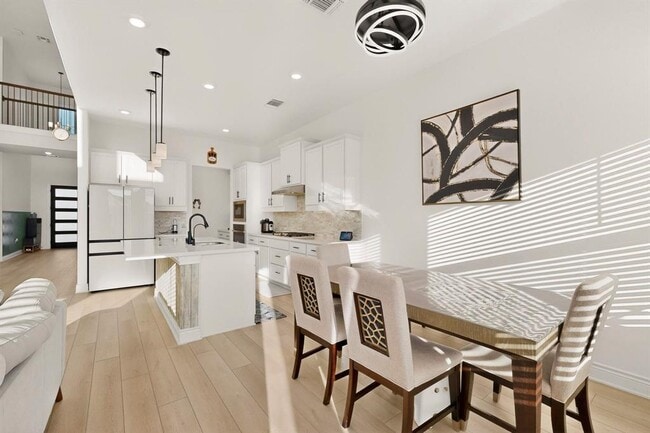 Building Photo - 2121 Lolo Ln