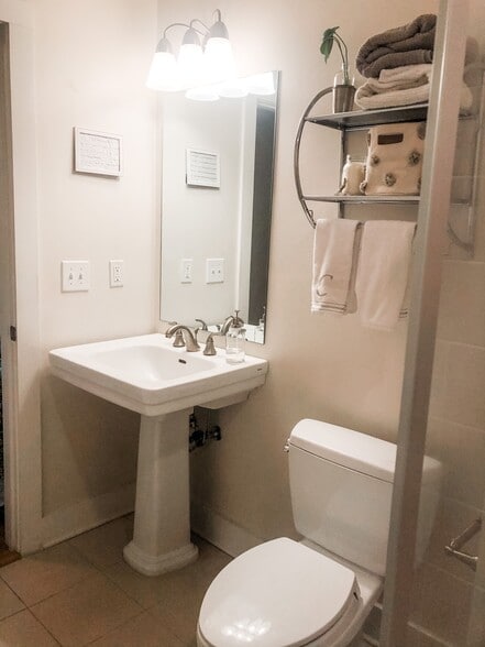Guest bathroom - 924 Garrett St