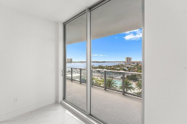 Building Photo - 220 Lake Shore Dr