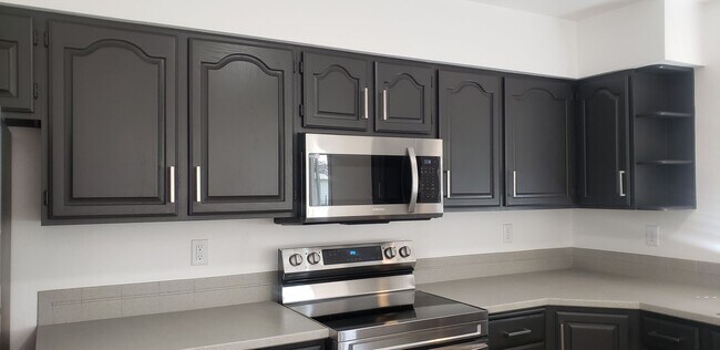 Building Photo - Beautiful Home with Large Yard, Privacy & ...