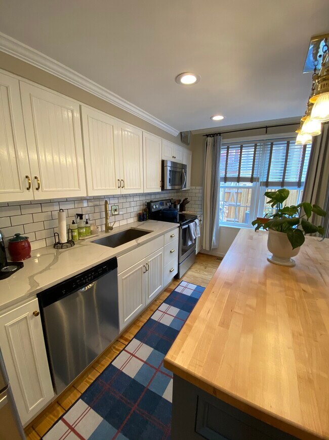 Kitchen - 145 W Hill St