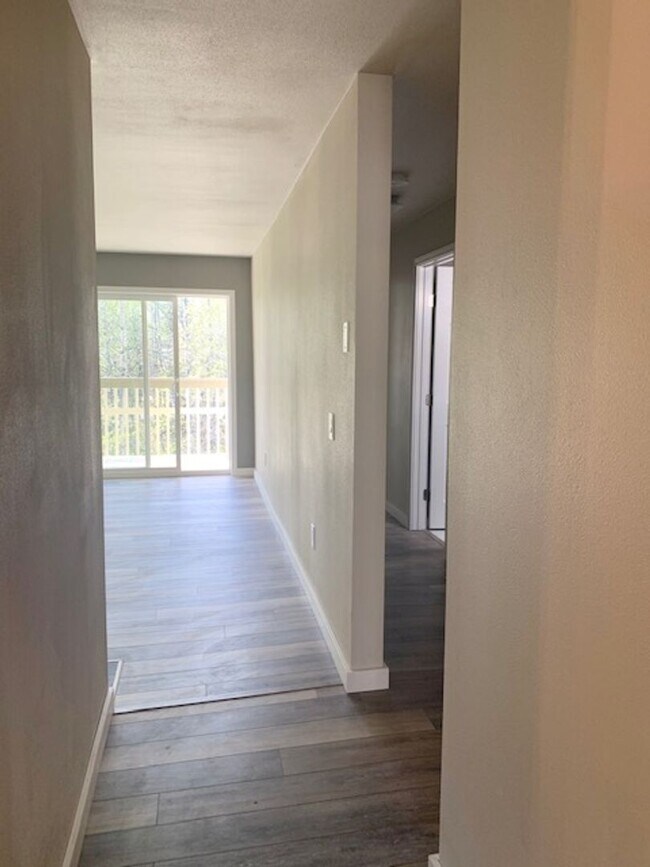 Building Photo - Inviting 2BR Gem with Balcony Views in For...
