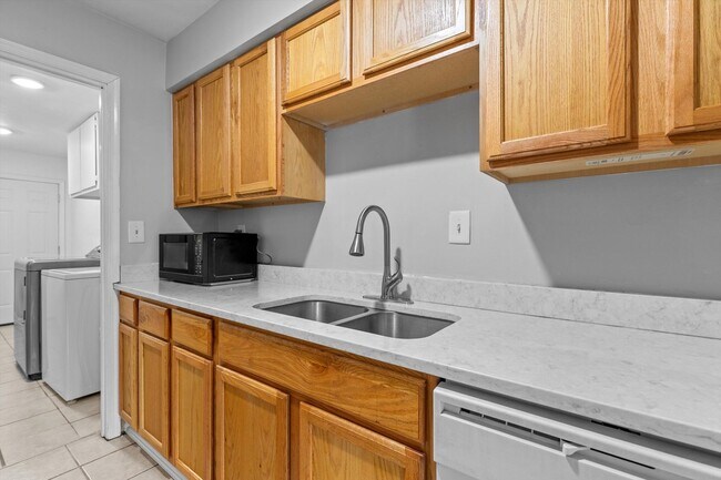 Building Photo - 6048 Brookwood Dr