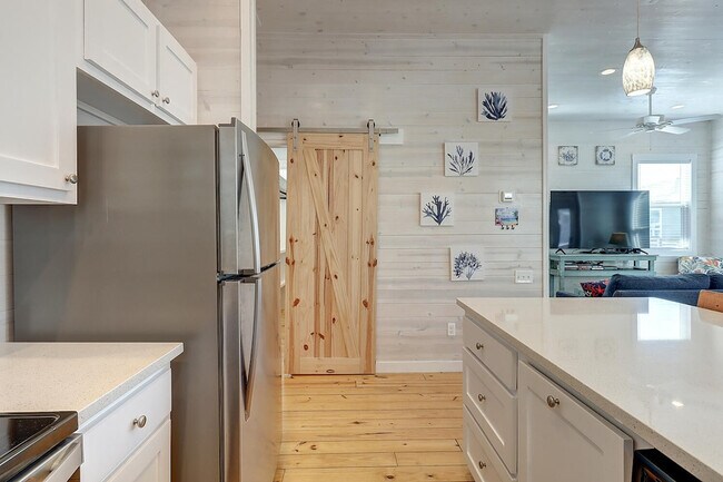 Building Photo - 527 Sand Burr Ln