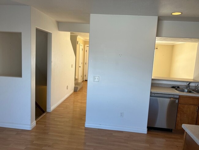Building Photo - Great 2 Bed 2.5 Bath Draper Bench Condo