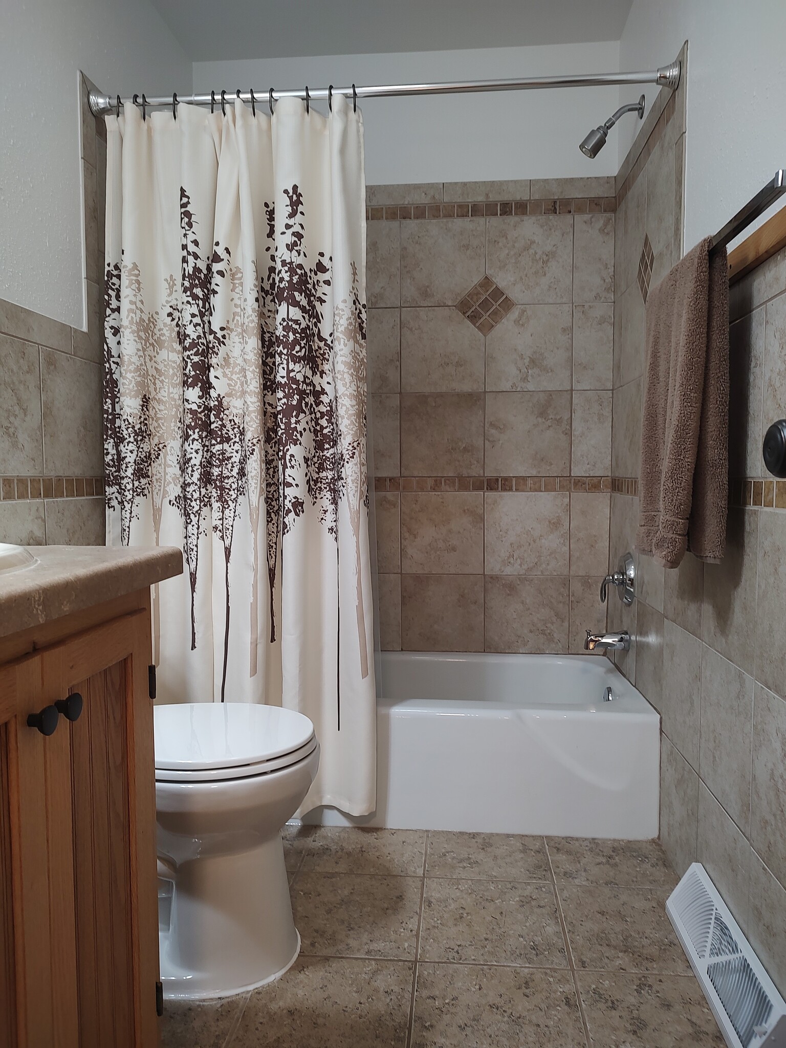 ain upper bath - 719 Moreland Ave