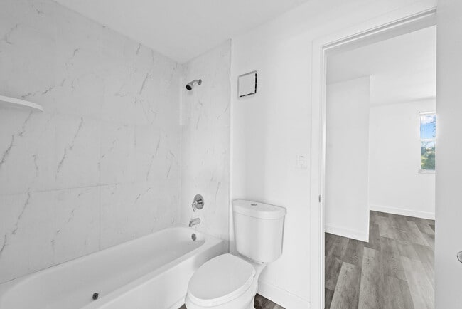 Building Photo - 822 Crystal Lake Dr