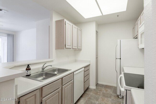 Building Photo - 11375 E Sahuaro Dr