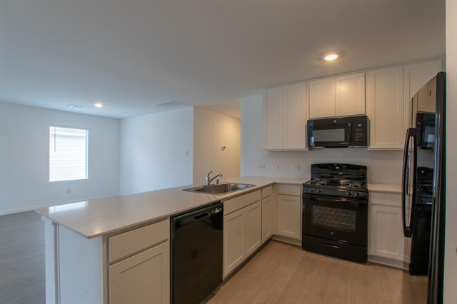 Building Photo - 1605 Parlier St