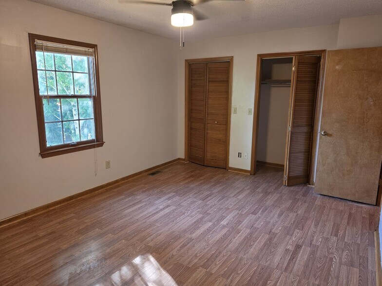 Building Photo - 180 Glenwood Dr