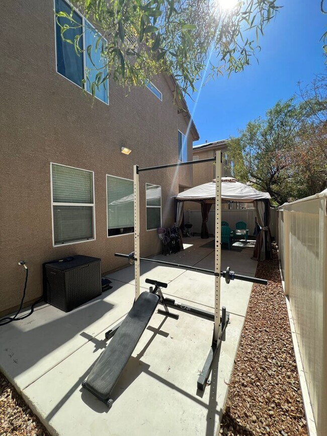 Building Photo - ABSOLUTELY AMAZING! Large 4 bedroom 2 stor...
