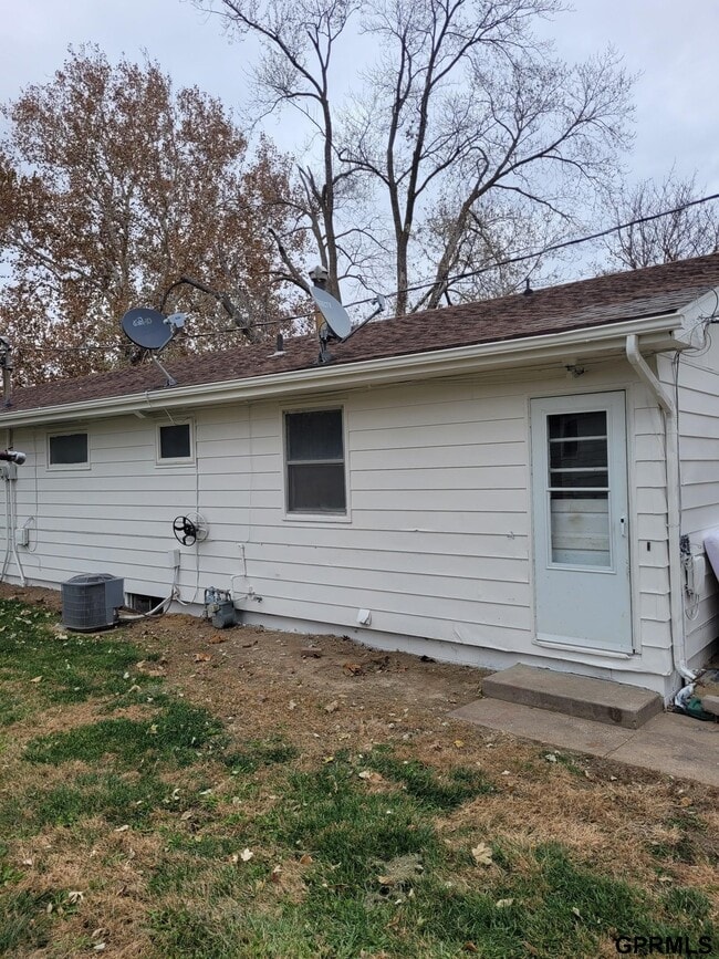 Building Photo - 2216 Lincoln Ave