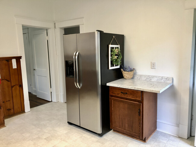 Kitchen with double-door stainless steel fridge with Ice and water in the door. - 2205 Mayflower Dr