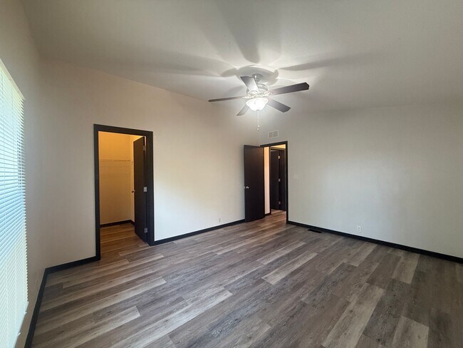 Building Photo - FR T L12795