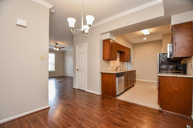 Building Photo - 2255 Braeswood Park Dr