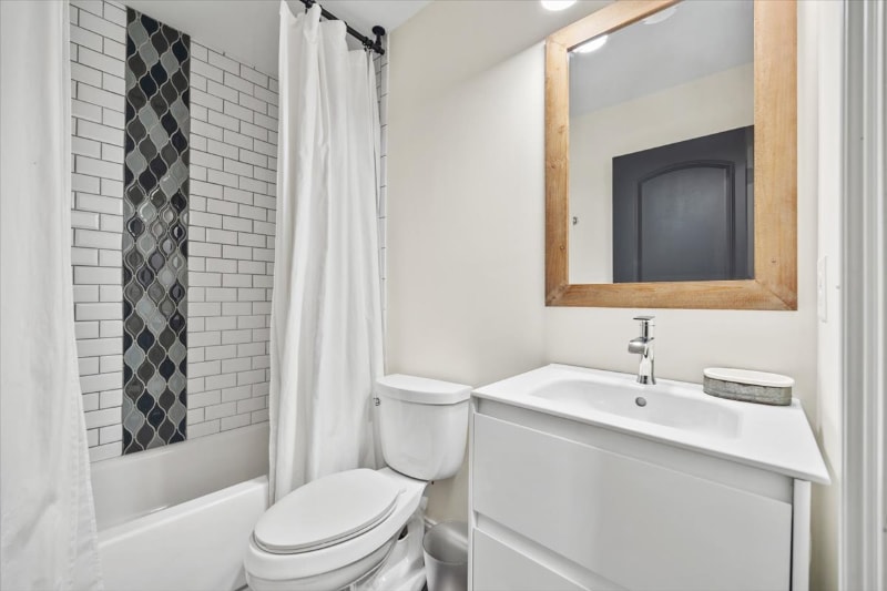 Building Photo - 3565 Lake Dr SE