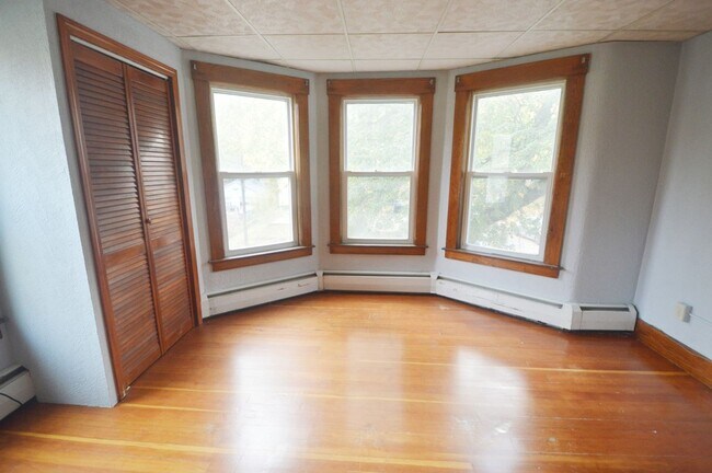 Building Photo - 38 Cascade St