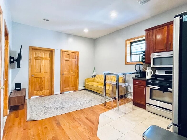 Building Photo - Furnished room/NOT APARTMENT