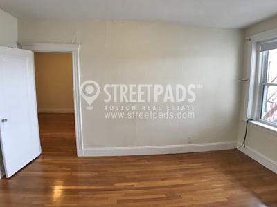 Building Photo - bedroom in Boston MA 02135