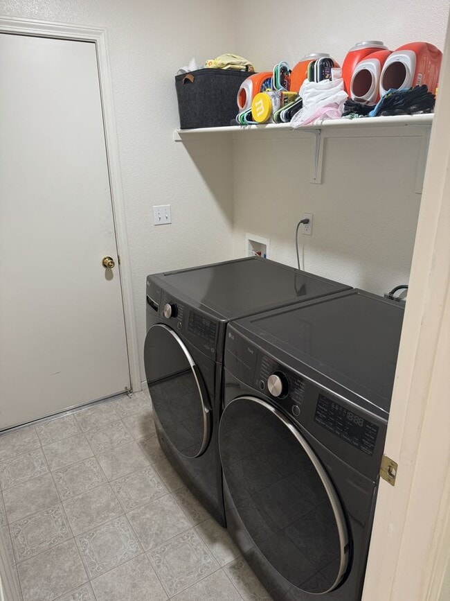 Building Photo - 17605 Alexandria Ct