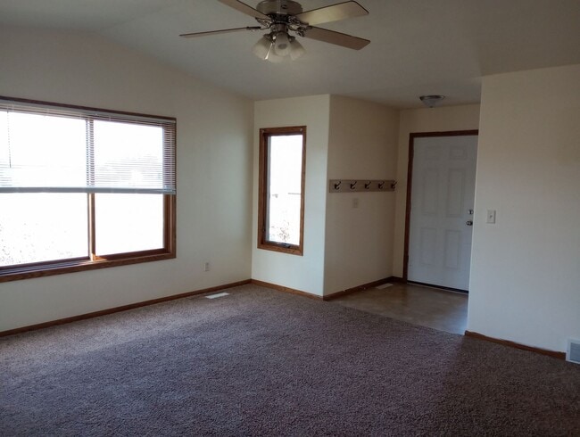 Building Photo - Three bedroom two bathroom twin home