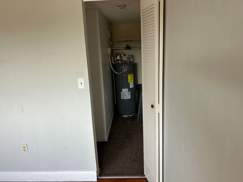 Building Photo - 2550 SW 18th Terrace