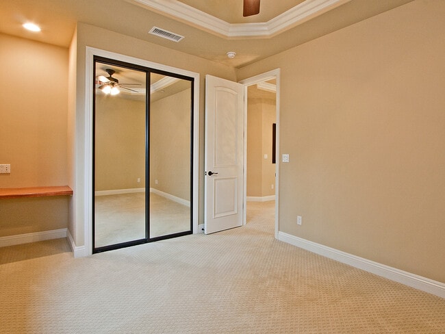 Building Photo - Spacious 3,224 Square Foot Townhouse!