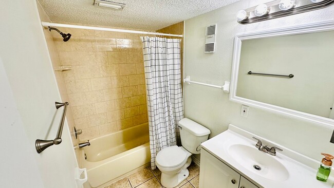 Building Photo - 2 bedroom 2 bath Condo in Temple Terrace a...