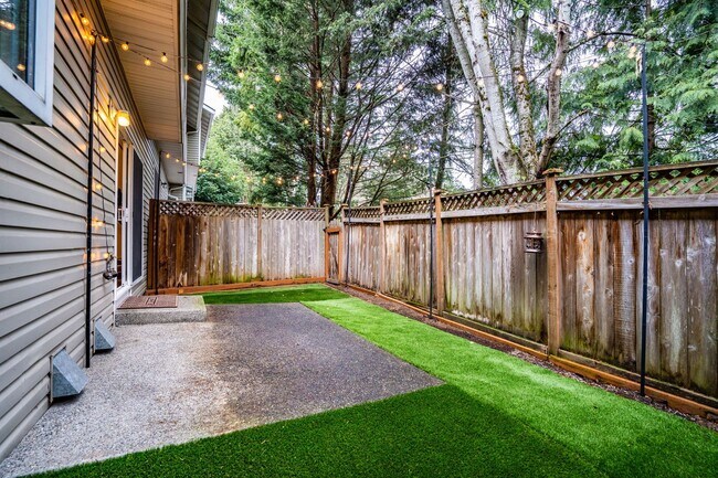 Building Photo - RENOVATED 3 BED, 3 BATH KIRKLAND TOWNHOME W GARAGE & EASY COMMUTE!