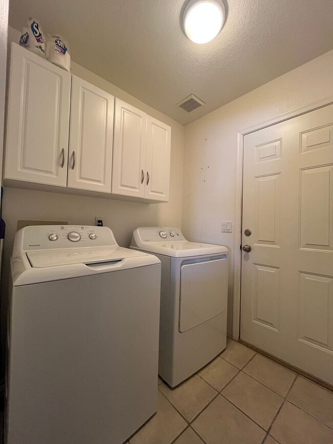 Building Photo - 3BR/3BA – Quiet Cul-de-Sac – Backs to Wash