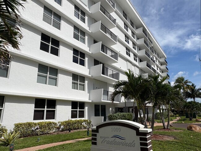 Building Photo - 1009 N Ocean Blvd