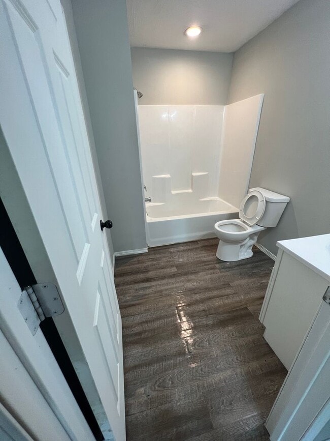 Building Photo - 3 Bed 2 Bath House