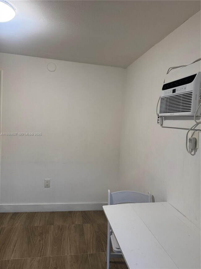 Building Photo - 227 SW 11th Ave