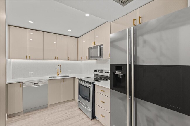 Building Photo - 204 Mansfield F