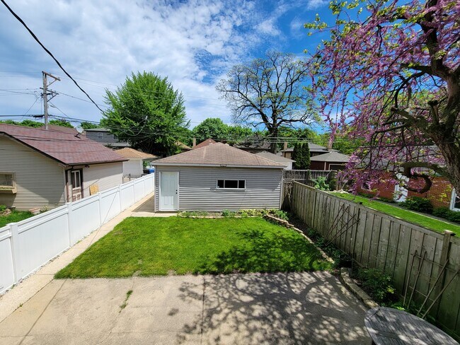 Building Photo - 5809 N Whipple St