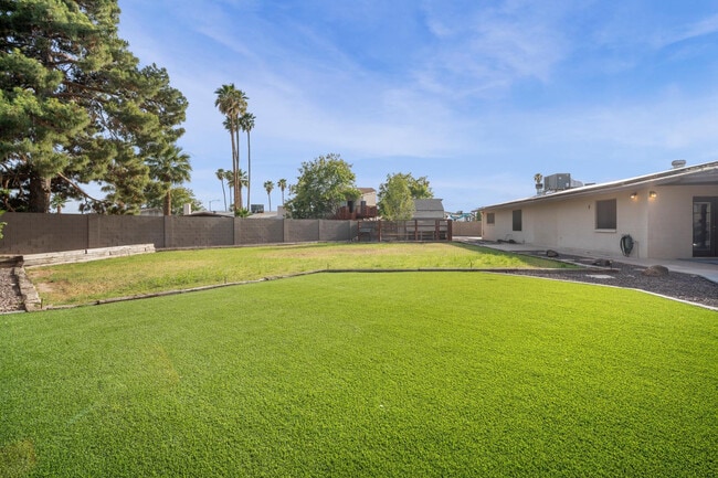 Building Photo - 4515 W Shaw Butte Dr