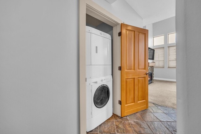 Building Photo - Top Floor Crestview Condo