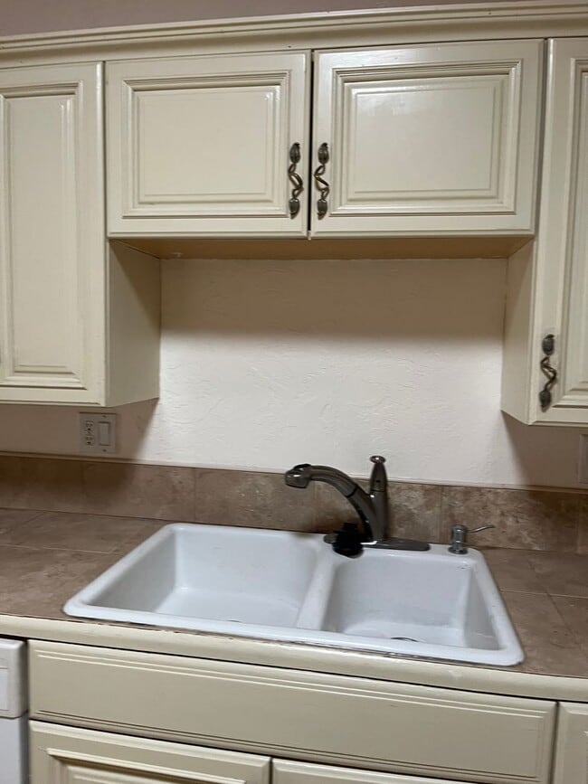 Building Photo - 3 bed / 2 bath Duplex