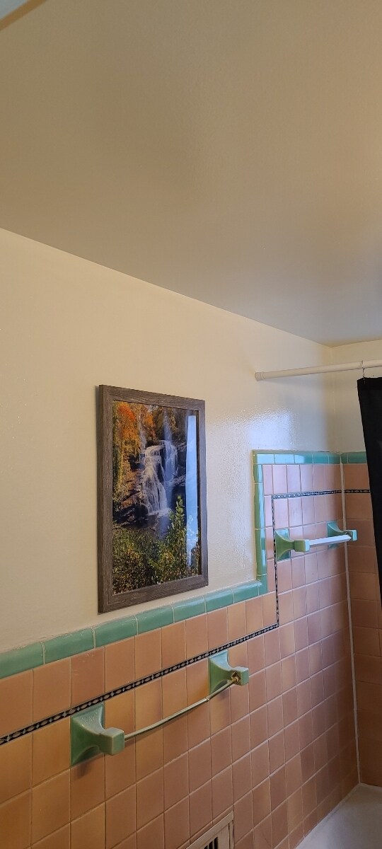 Newly Painted Bathroom - 4525 Roth Ave