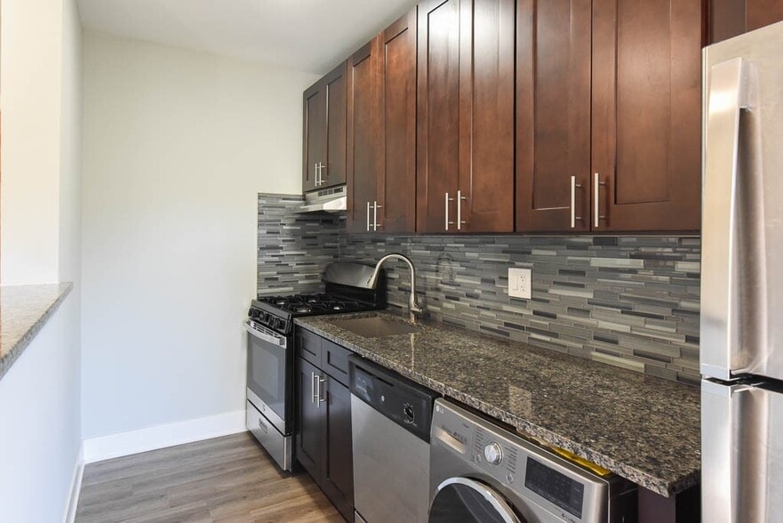 Building Photo - 733 Judson Ave