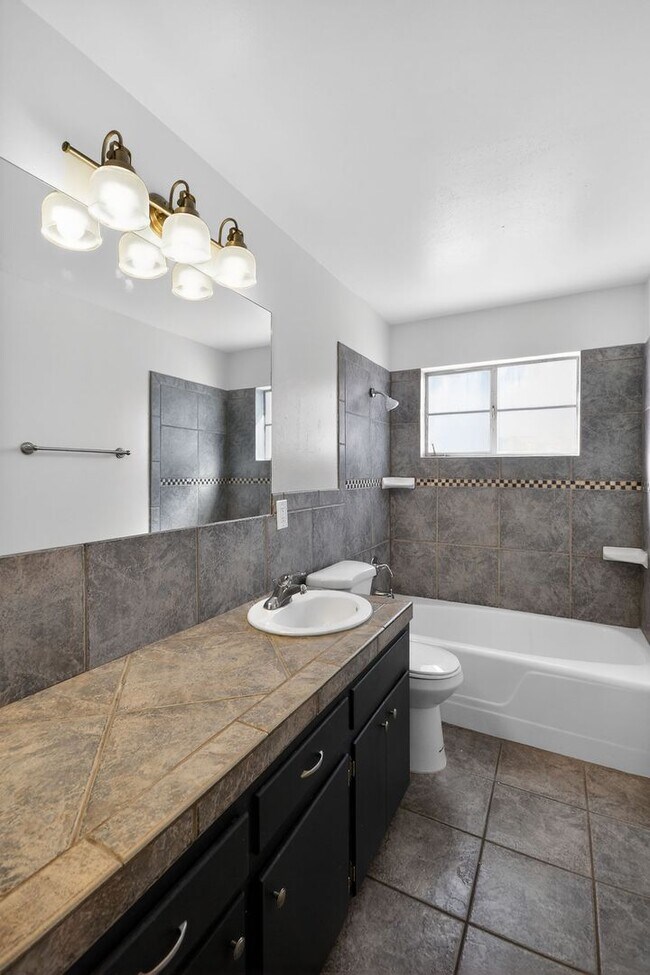 Building Photo - 2272 E Blacklidge Dr