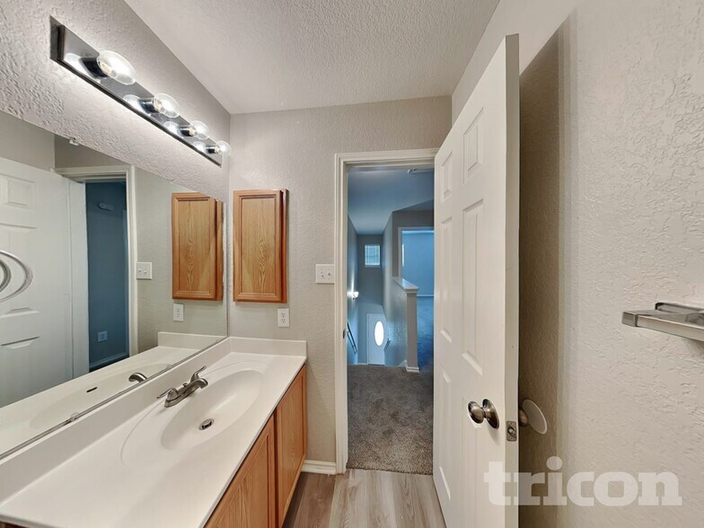 Building Photo - 11319 Saratoga Coach