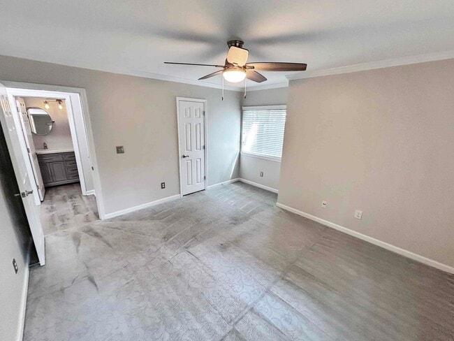Building Photo - Charming 1 BR/1 BA Condo in Gated Sandy Sp...