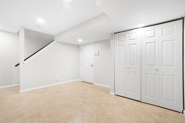 Building Photo - 909 N Hanley Rd