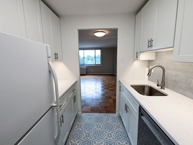Building Photo - Top-Floor Junior 1BD Near Downtown Silver ...